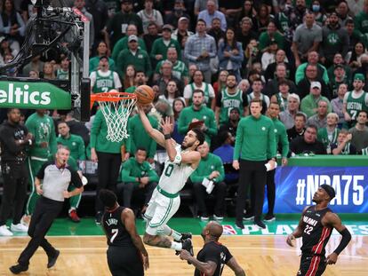 Jayson Tatum entra a canasta este lunes ante la defensa de los Heat, de negro, en el TD Garden de Boston.