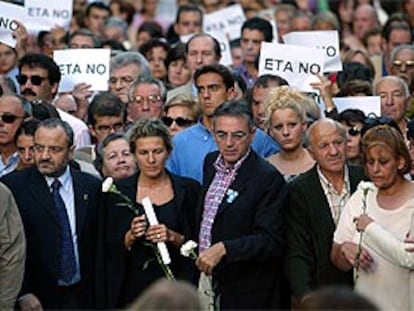 La viuda de Beiro, ayer, con al presidente navarro Miguel Sanz.