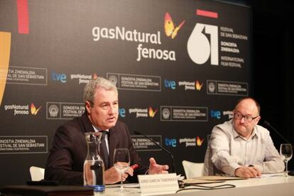 García Tabernero (izquierda), junto a Rebordinos, durante la renovación del convenio entre Gas Natural Fenosa y el Zinemaldia.