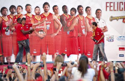 Marc Gasol, Ibaka y Calderón se mojan con champán.