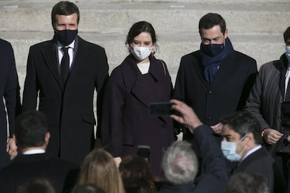 Desde la izquierda, Pablo Casado, líder del Partido Popular; Isabel Díaz Ayuso, presidenta de la Comunidad de Madrid, y Juan Manuel Moreno Bonilla, presidente de la Junta de Andalucía, son fotografiados tras el acto.