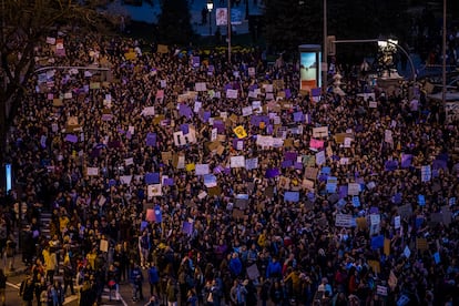 Manifestación del 8-M, a su paso por Cibeles, en Madrid.