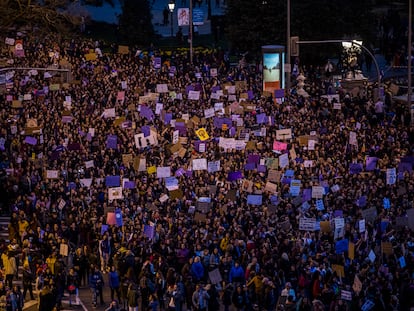 Manifestación del 8-M, a su paso por Cibeles, en Madrid.