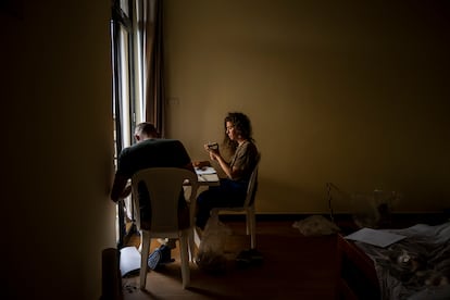 Dos arqueólogos españoles trabajan en un hotel de Jigjiga con los materiales recogidos en la prospección, antes de depositarlos en la universidad de esta ciudad etíope.