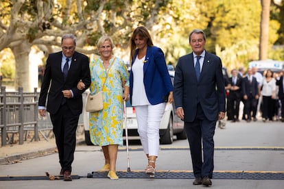 Los dirigentes catalanes, desde la izquierda, Quim Torra, Núria de Gispert, Laura Borràs y Artur Mas llegan al parlamento de Cataluña.