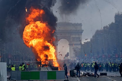 Un incendio provocado durante una protesta de los 'chalecos amarillos' en los Campos Elíseos de París, en noviembre de 2018.