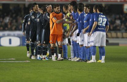 Real Madrid players greeting Xerez during a first-division game in 2010