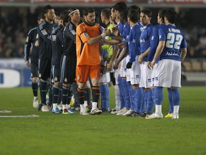 Real Madrid players greeting Xerez during a first-division game in 2010