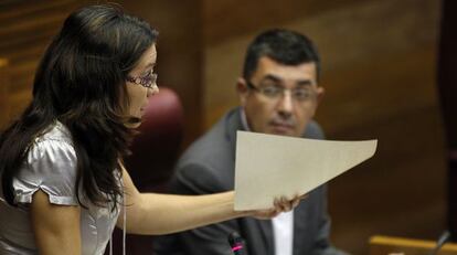 Mònica Oltra y Enric Morera, de Compromís, durante un debate en las Cortes Valencianas.
