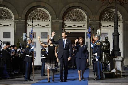 Felipe VI flanqueado por Letizia y Sofía abandonan el Teatro Campoamor después de la entrega de los Premios Princesa de Asturias.