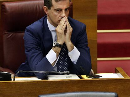 Ricado Costa, tras el escaño vacío del presidente Camps, ayer, en las Cortes.