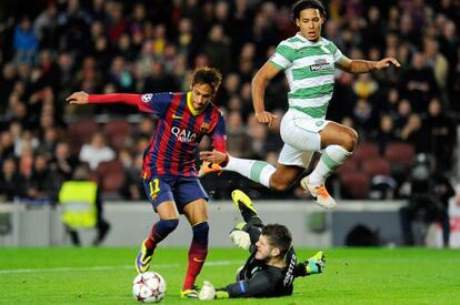 Neymar sortea al portero del Celtic