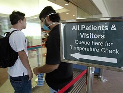Control de entrada en un hospital de Singapur tras conocerse el último caso de SARS la semana pasada.