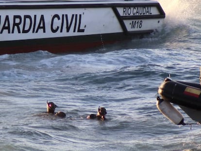 Miembros del Grupo Especial de Actividades Subacu&aacute;ticas de la Guardia Civil rescatan el cuerpo de un inmigrante junto a la costa de Ceuta.