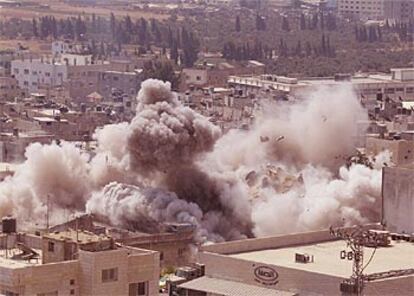 Un edificio de cuatro plantas, hoy en Cisjordania, en el momento de saltar por los aires por el fuego de artillería del Ejército israelí.