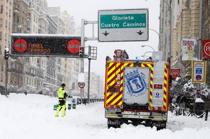 Efectivos de bomberos trabajan junto al túnel de Cuatro Caminos durante el sábado 9 de enero.