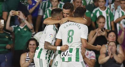 Feddal celebra con sus compañeros el gol del triunfo del Betis.