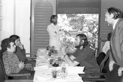 El escritor colombiano Gabriel García Márquez, el escritor de origen peruano Mario Vargas Llosa, el escritor y editor español Carlos Barral, el escritor argentino Julio Cortázar y el escritor y editor catalán José María Castellet. Barcelona, 1972. 