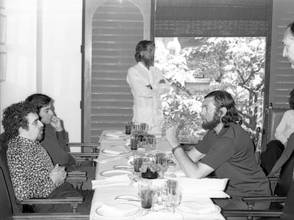 El escritor colombiano Gabriel García Márquez, el escritor de origen peruano Mario Vargas Llosa, el escritor y editor español Carlos Barral, el escritor argentino Julio Cortázar y el escritor y editor catalán Jose María Castellet en Barcelona en 1972.