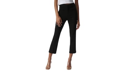 Pantalón capri mini flare para mujer de Lefties, color negro, tiro alto, pernera ajustada con acabado en el bajo ligeramente acampanado y cierre frontal de cremallera.