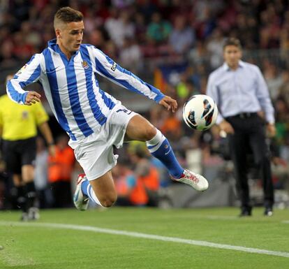 Griezmann controla el balón durante el partido en el Camp Nou.