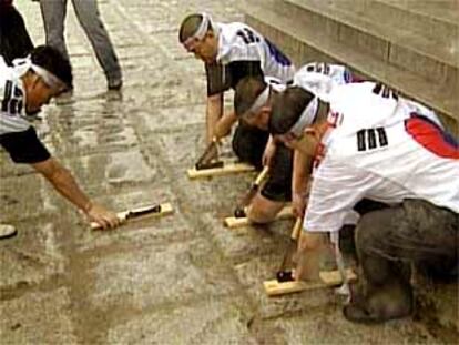 <b><font size="2">20 surcoreanos se cortan un dedo en protesta contra Japón</b></font><P>