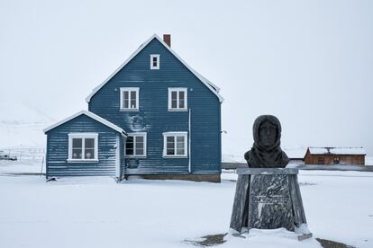 Un busto esculpido de explorador noruego Roald Amundsen se ve en la base científica de Ny Ålesund, en Noruega, 18 de octubre de 2015. Una cadena noruega de islas sólo 1.200 kilometros (750 millas) del Polo Norte está tratando de promover las nuevas tecnologías, el turismo y la investigación científica en un cambio de la minería a gran contaminante del carbón que ha sido un pilar de la economía a distancia durante décadas. Noruega suspendió más la minería del carbón en el archipiélago de Svalbard año pasado debido a los altos costos y está buscando empleos alternativos para unos 2.200 habitantes en las islas donde los osos polares deambulan. Parte de la respuesta puede ser la de impulsar la ciencia: en Ny-Alesund, la liquidación no militar permanente más septentrional del mundo, científicos de 11 países, entre ellos Noruega, Alemania, Francia, Gran Bretaña, India y Corea del Sur cuestiones de estudio, como el cambio climático. La presencia de Noruega, miembro de la OTAN, también da a la alianza un punto de apoyo estratégico en el extremo norte, cada vez más importante después de la vecina Rusia anexó la región de Crimea de Ucrania en 2014. REUTERS / Anna Filipova IMAGEN 09 DE 19 - BÚSQUEDA "SVALBARD Filipová" PARA TODOS IMAGESâ € ¨