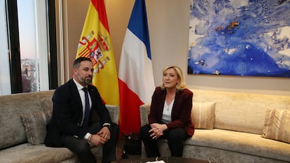El líder de Vox, Santiago Abascal, y la francesa Marine Le Pen, en Madrid, durante la cumbre "Defender Europa", en enero de 2022.