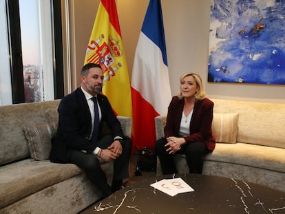 El líder de Vox, Santiago Abascal, y la francesa Marine Le Pen, en Madrid, durante la cumbre "Defender Europa", en enero de 2022.