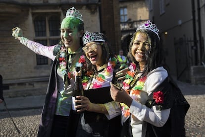 Los alumnos de Ciencias Políticas de primer curso, celebrando el final de los exámenes en la Universidad de Oxford.