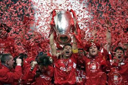 Gerrard, el capitán del Liverpool, alza el trofeo en medio de la explosión de júbilo de sus compañeros.