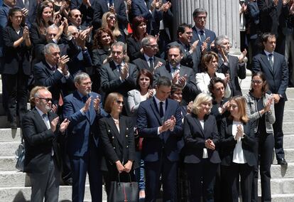 La familia y los representantes políticos despiden el féretro de Alfredo Pérez Rubalcaba, al abandonar el Congreso de los Diputados, donde se instaló este viernes la capilla ardiente. Una despedida que se vio desbordada ante las muestras de reconocimiento que le demostraron desde compañeros, adversarios políticos, ciudadanos y alumnos a los que impartió clases de química en la última etapa de su vida.