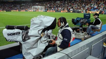 Cámaras para la retransmisión de un partido de fútbol, en el estadio Santiago Bernabéu.