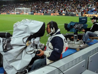 C&aacute;maras para la retransmisi&oacute;n de un partido de f&uacute;tbol, en el estadio Santiago Bernab&eacute;u.