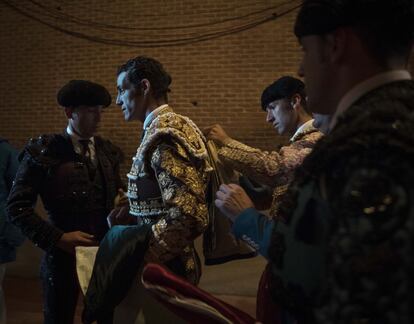 Últimos retoques a la chaquetilla del torero antes de salir a la plaza madrileña.