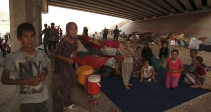 Refugiados yazid&iacute;es, bajo un puente en la kurda Dohuk.
 