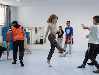 Alumnos de la escuela Santiago Rusiñol en el taller de danza, con la compañía de la bailarina María Ferrer.