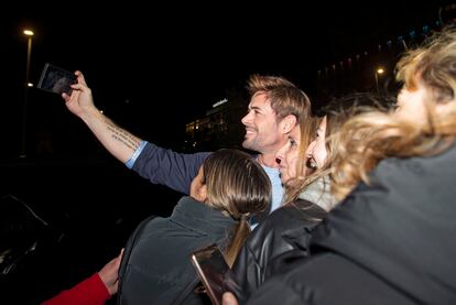 William Levy rodeado de fans durante una visita a Madrid este mes de mayo.