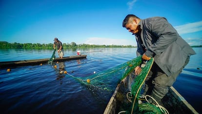 Pescadores en plena faena del paiche, en la cocha Yarina.