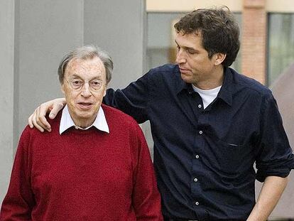 Jordi Solé Tura pasea junto a su hijo, el director Albert Solé.