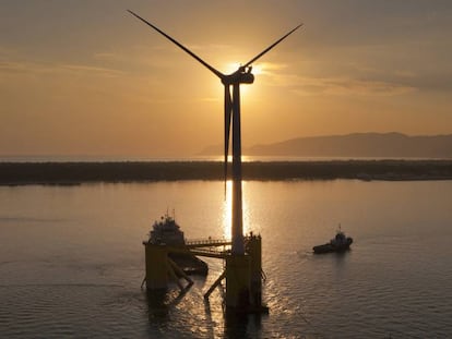 Molino de viento en la costa de Portugal.