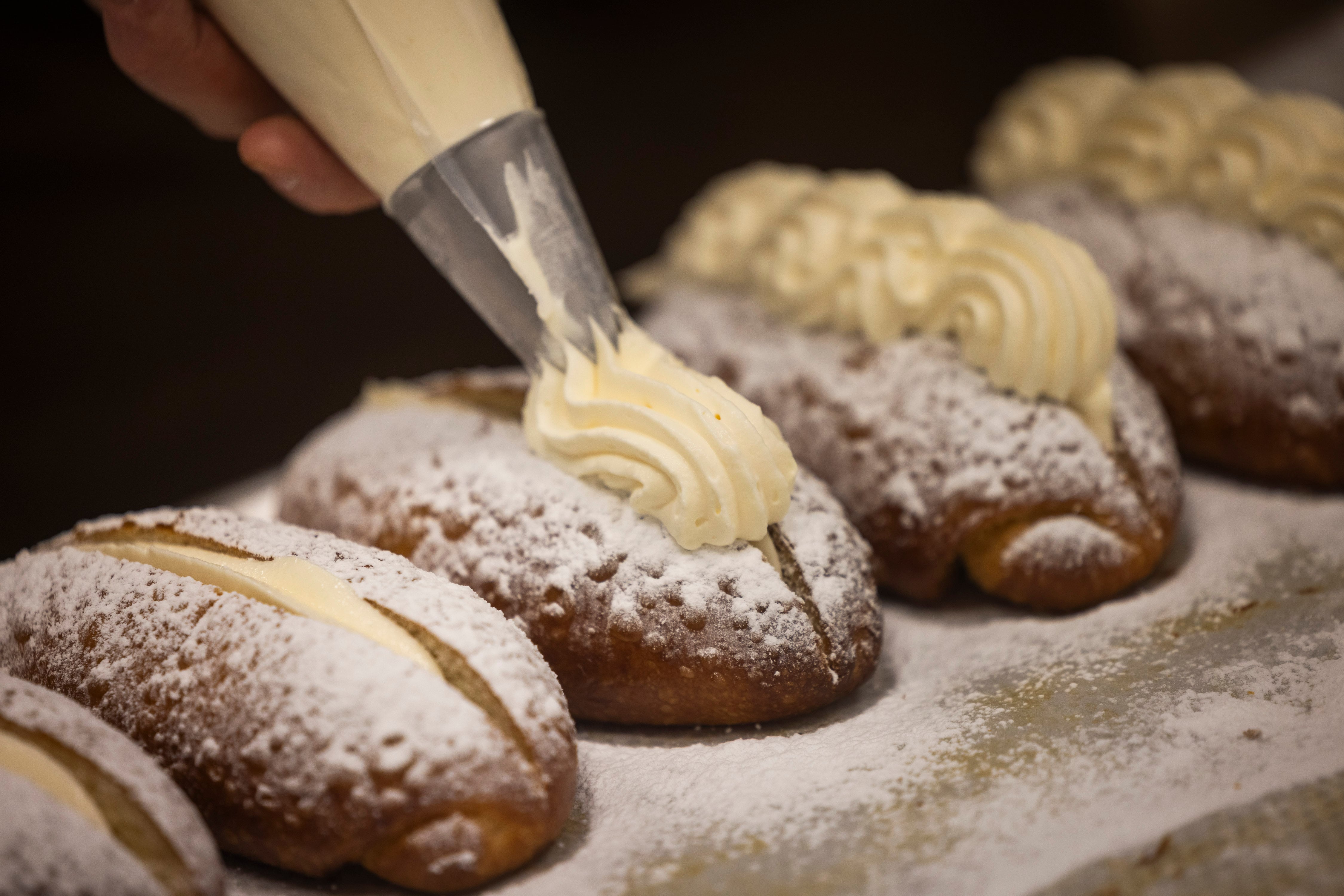 Jorge Carlos Lanuza rellena los suizos con un crema que elabora con almíbar de yema de huevo y mantequilla.
