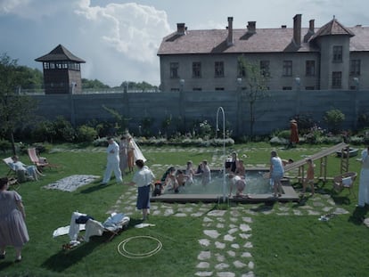 Fotograma de 'La zona de interés', de Jonathan Glazer, con el jardín de la casa del comandante de Auschwitz y, al fondo, el campo.