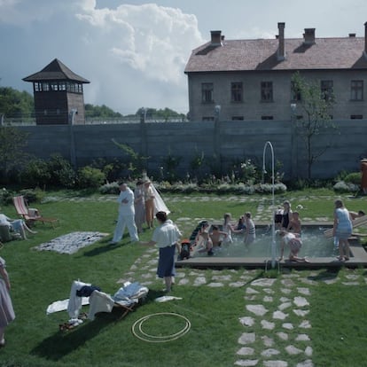 Una imagen de 'La zona de interés', con el jardín de la casa del comandante de Auschwitz y, al fondo, el campo.