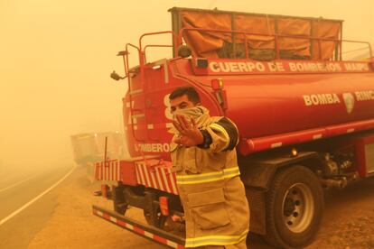 Un bombero gesticula durante la extinción del fuego que arrasó el centro del país.