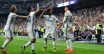Modric, Asensio y Marcelo felicitan a Morata.