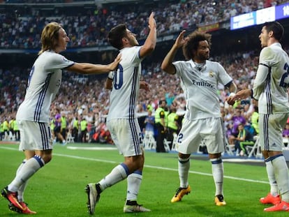 Modric, Asensio y Marcelo felicitan a Morata. 