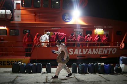 Barco de salvamento marítimo tras rescatar a varios migrantes.