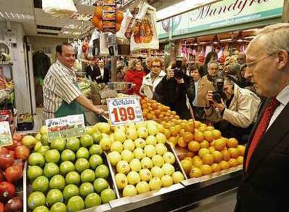 Manuel Pizarro, durante su visita a un mercado madrileño.