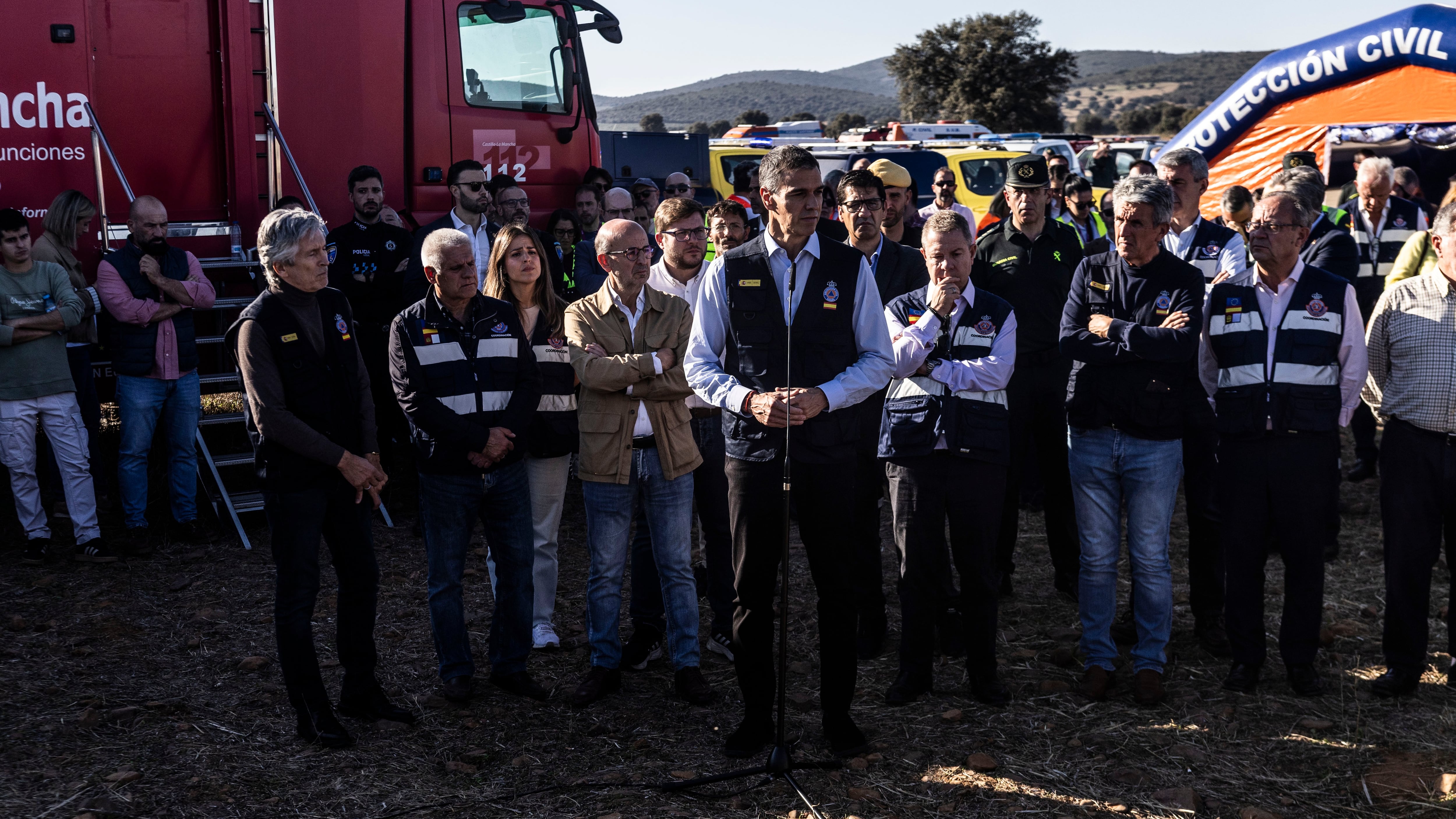 La tragedia reescribe el guion de la campaña